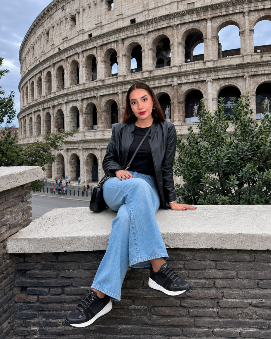 Look con tenis Ferrant Black: chaqueta negra y jeans acampanados; viaje a Roma.