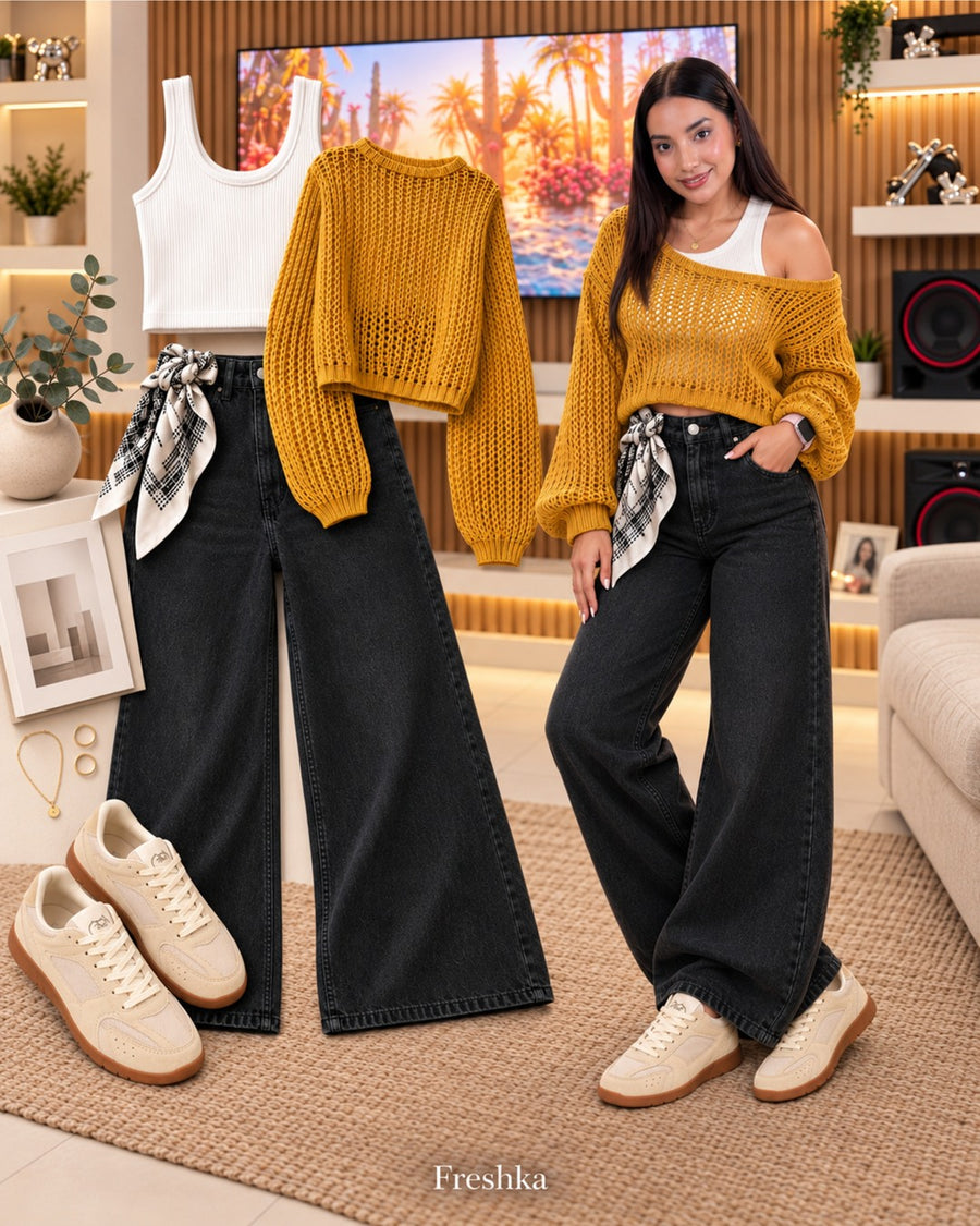 Look con tenis Mónaco Arena: tejido mostaza calado y jeans negros.