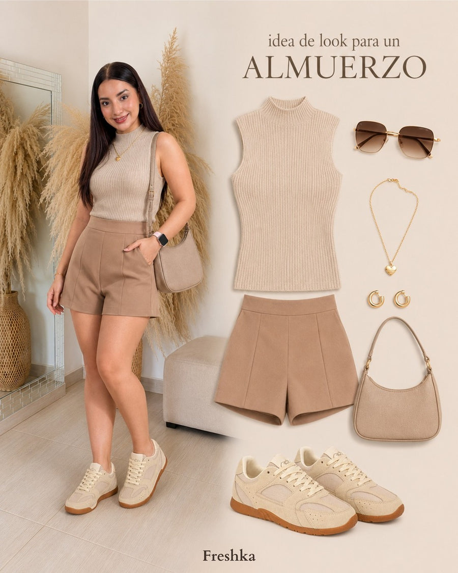 Look con tenis Mónaco Arena: top neutro y shorts beige.