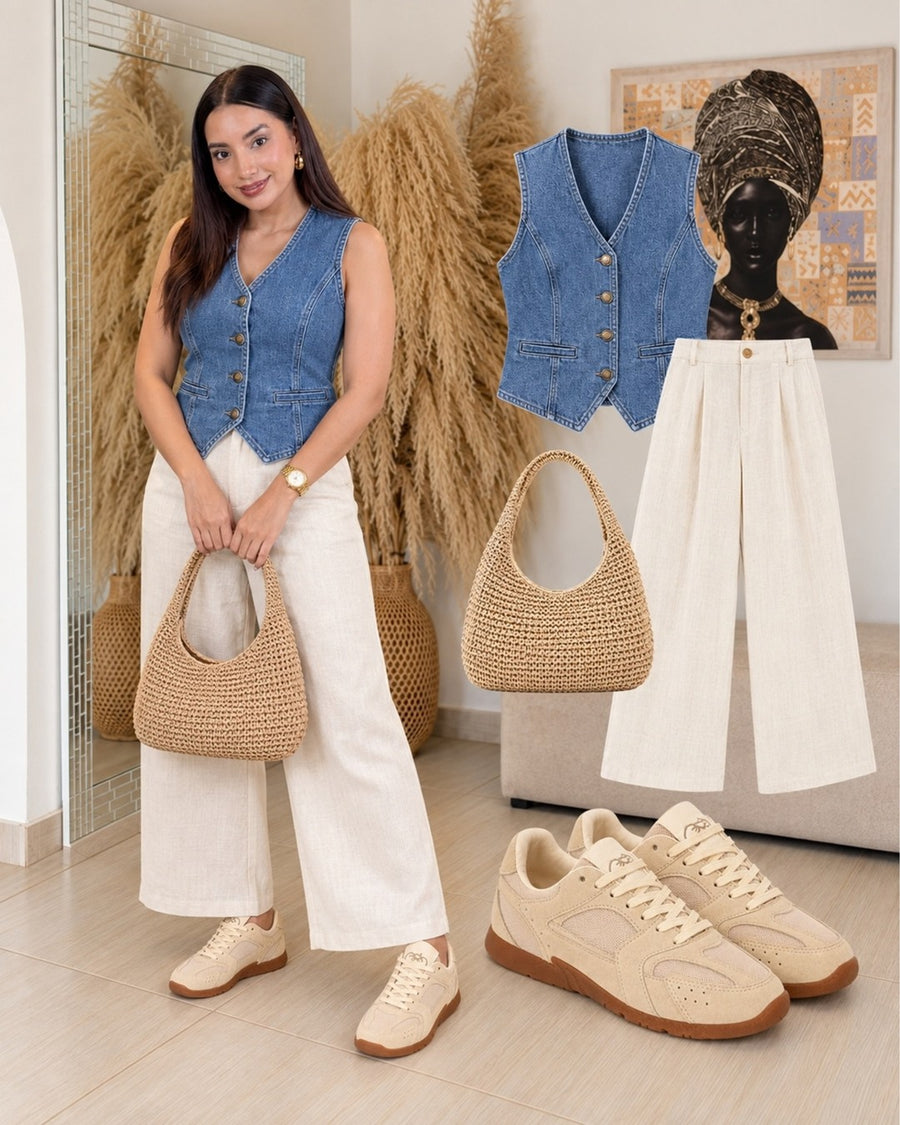 Look con tenis Mónaco Arena: chaleco denim y pantalón blanco.