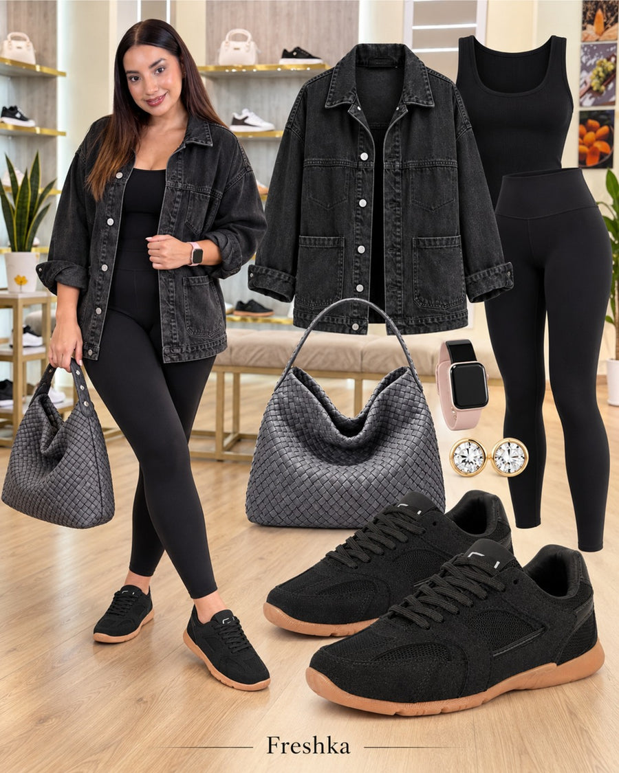 Look con tenis Mónaco Black: chaqueta denim negra y leggings negros.