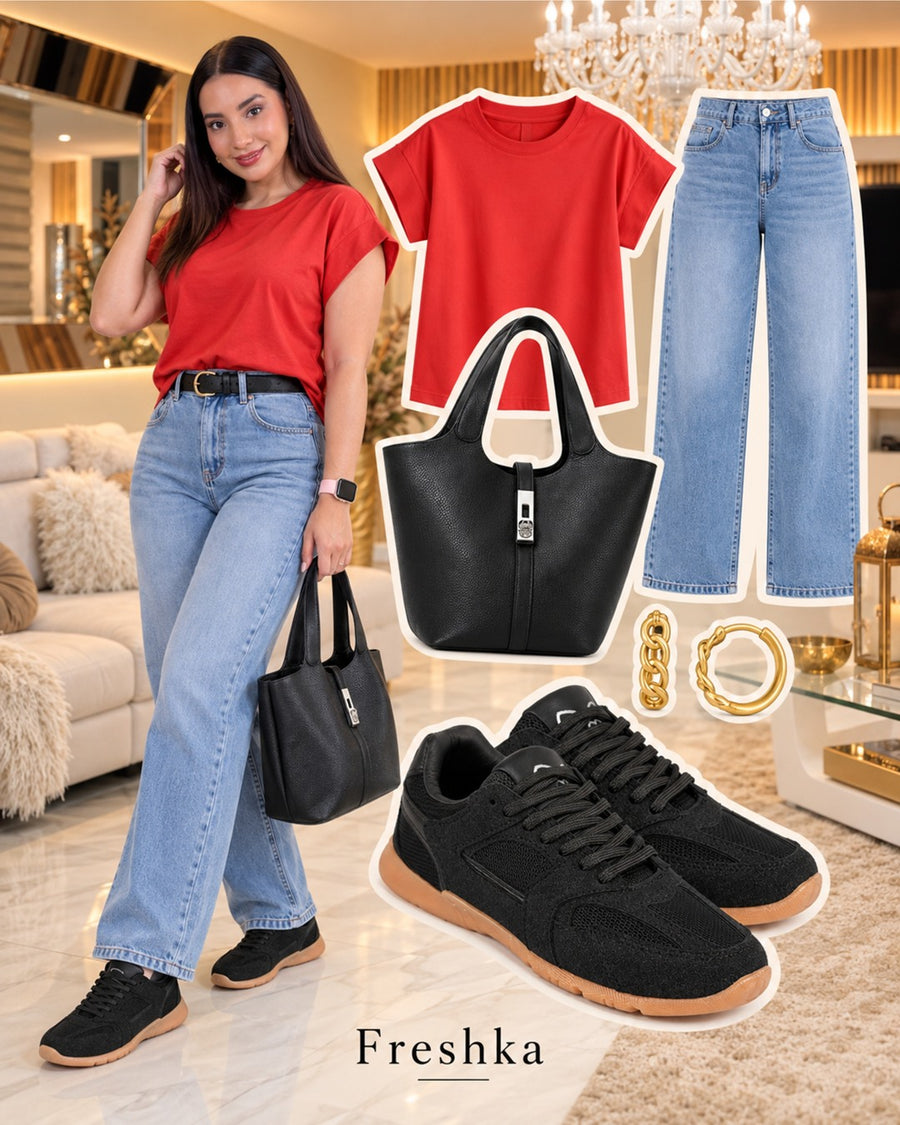 Look con tenis Mónaco Black: camiseta roja y jeans azules.