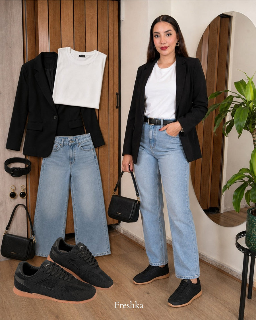 Look con tenis Mónaco Black: blazer negro, top blanco y jeans.