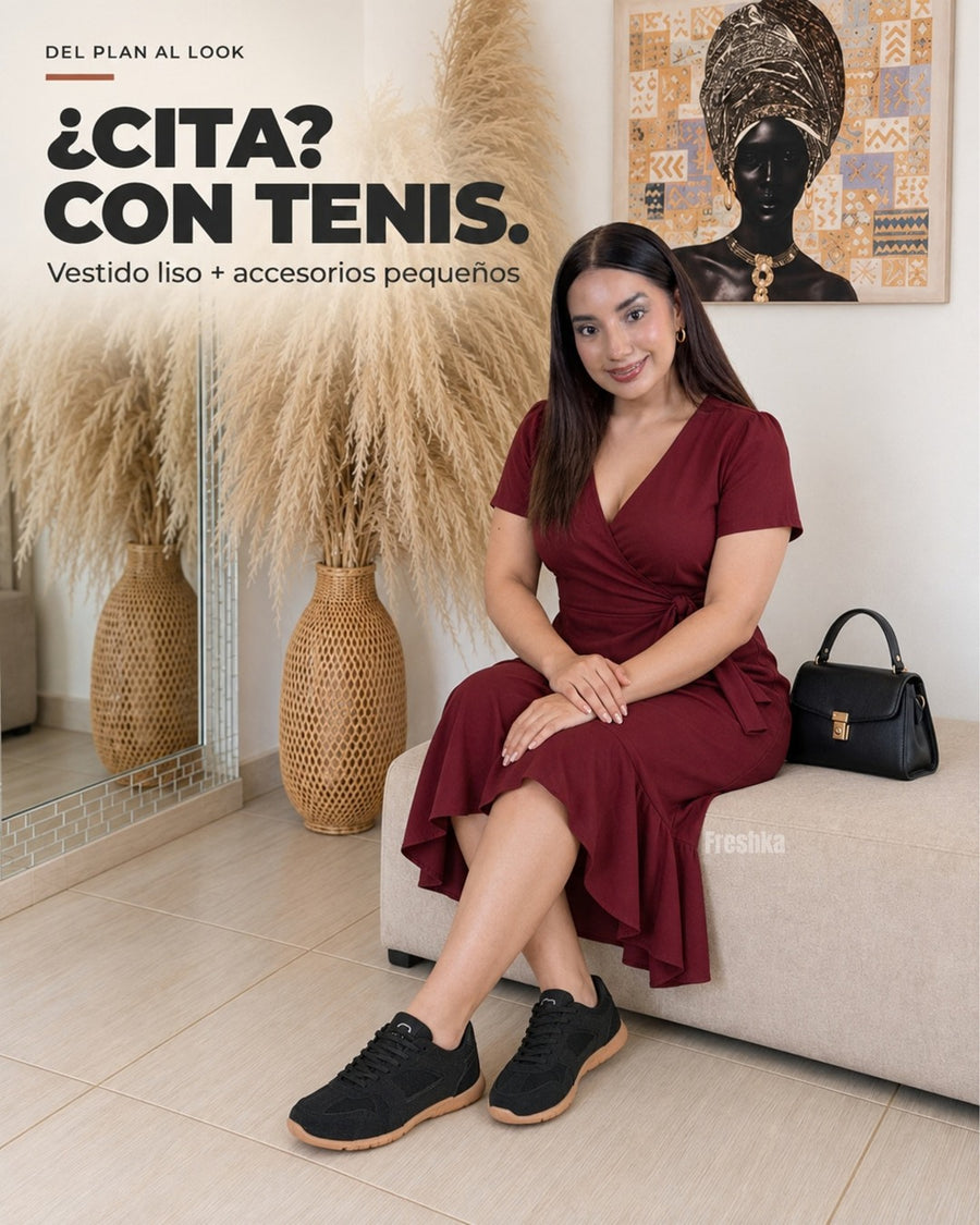 Look con tenis Mónaco Black: vestido vino, sentada.