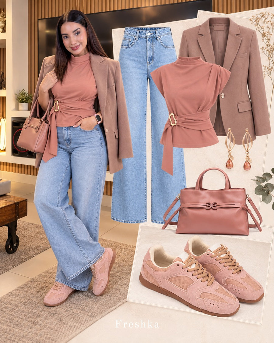 Look con tenis Mónaco Rosa: blazer rosa taupe, top rosa drapeado y jeans azules.