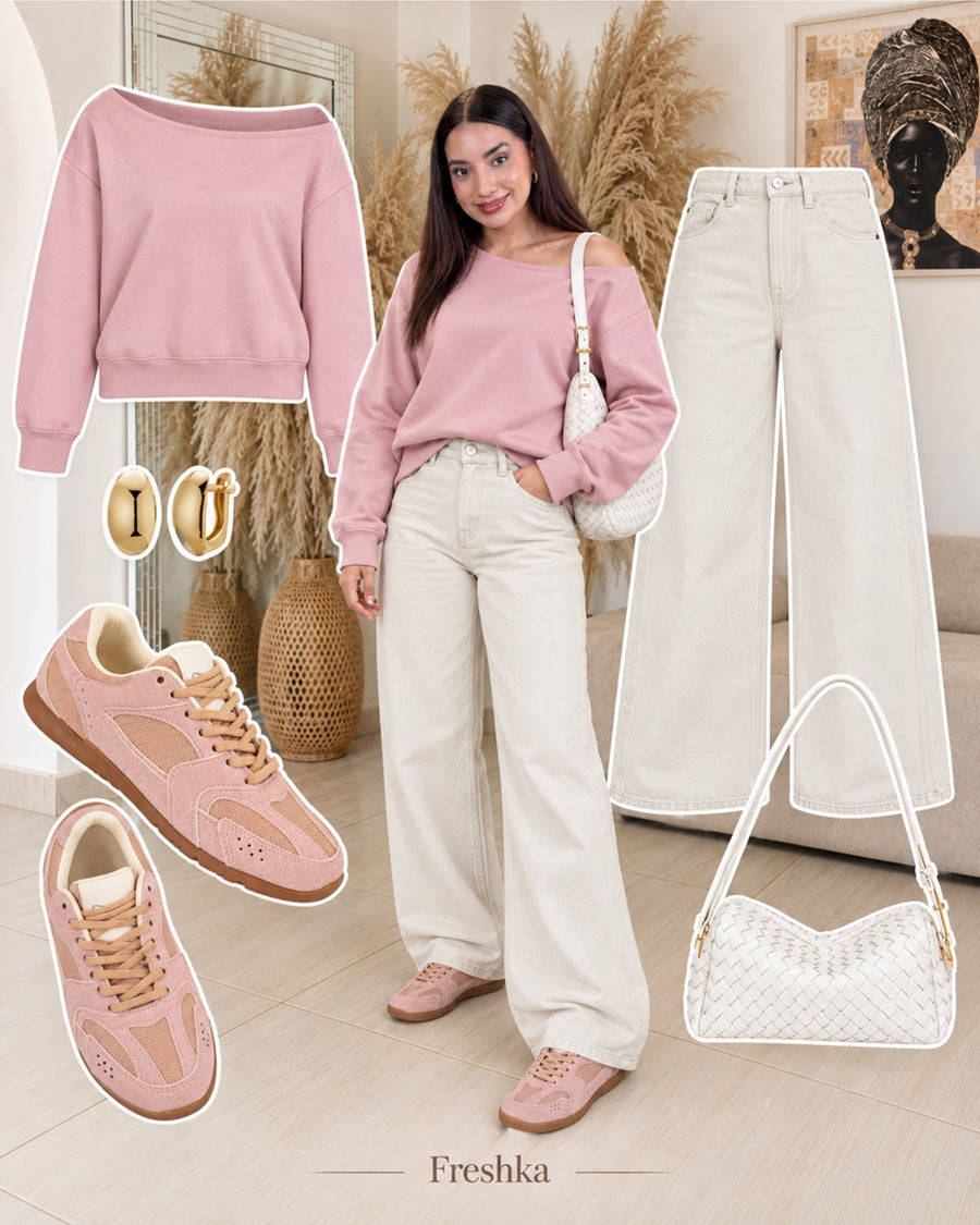 Look con tenis Mónaco Rosa: suéter rosa y pantalón blanco.