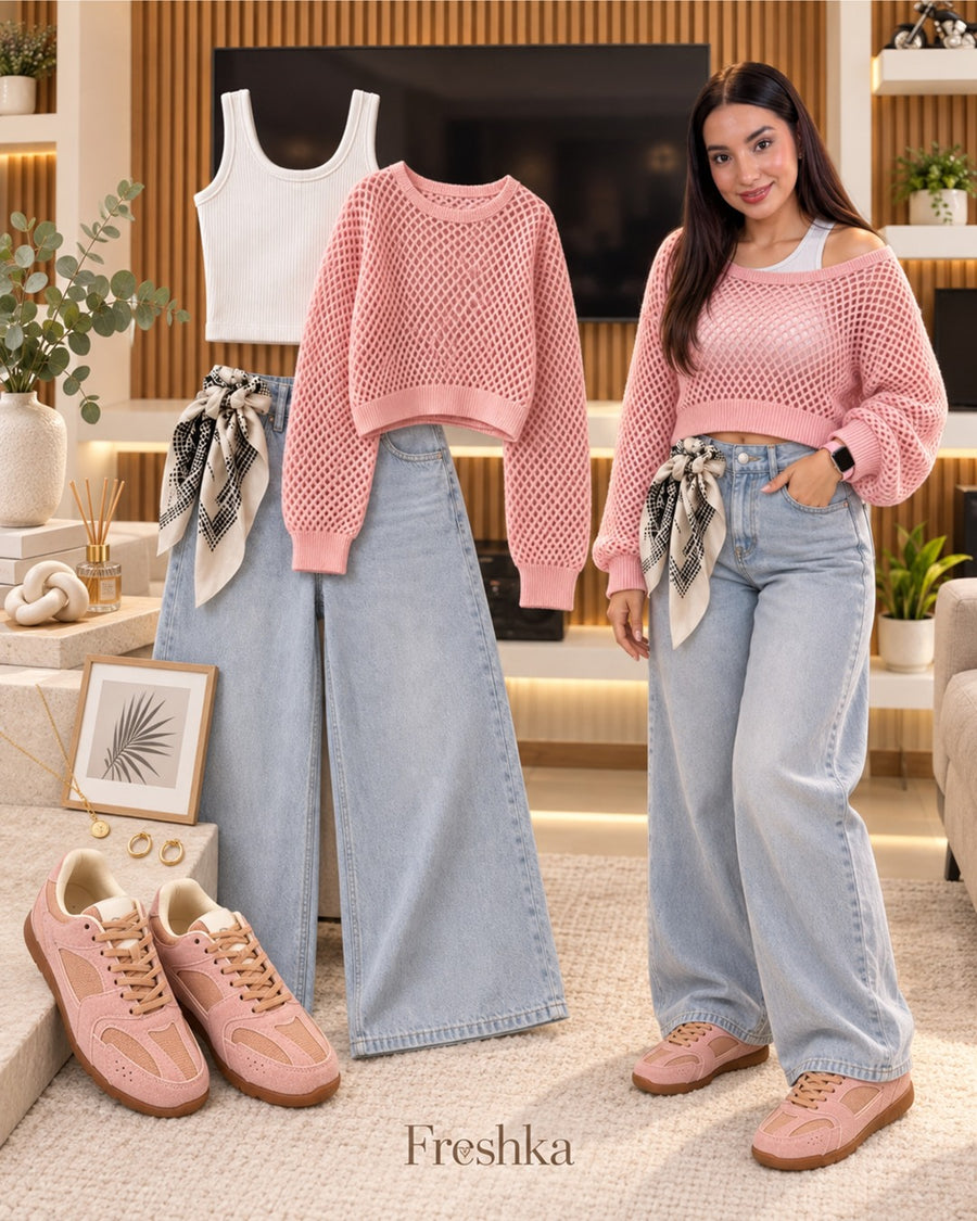 Look con tenis Mónaco Rosa: tejido rosa calado y jeans grises.