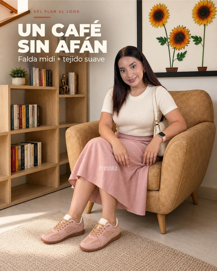 Look con tenis Mónaco Rosa: tejido blanco y falda midi rosa, sentada.