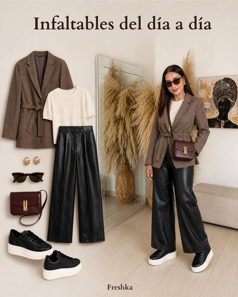 Look con tenis Oreo: blazer café y pantalón negro de cuero.