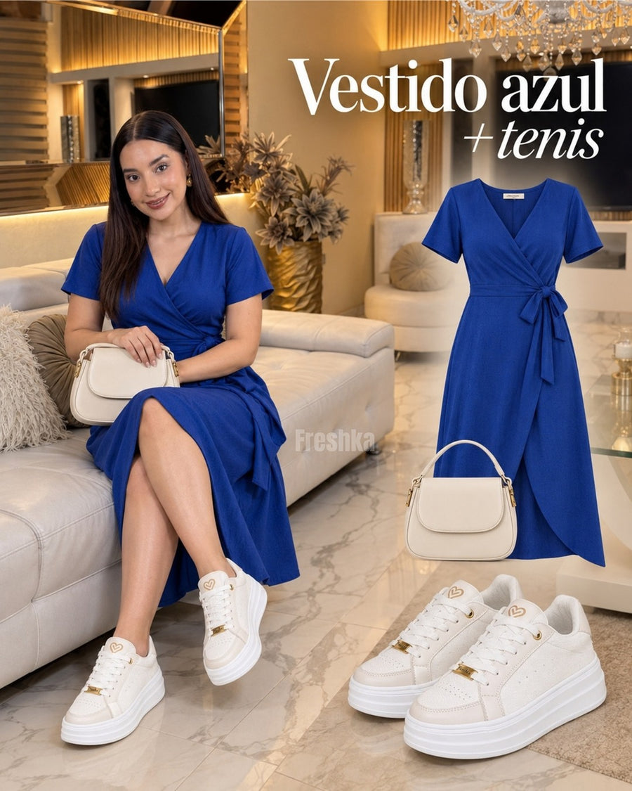 Look con tenis Perla: vestido azul cruzado, sentada.
