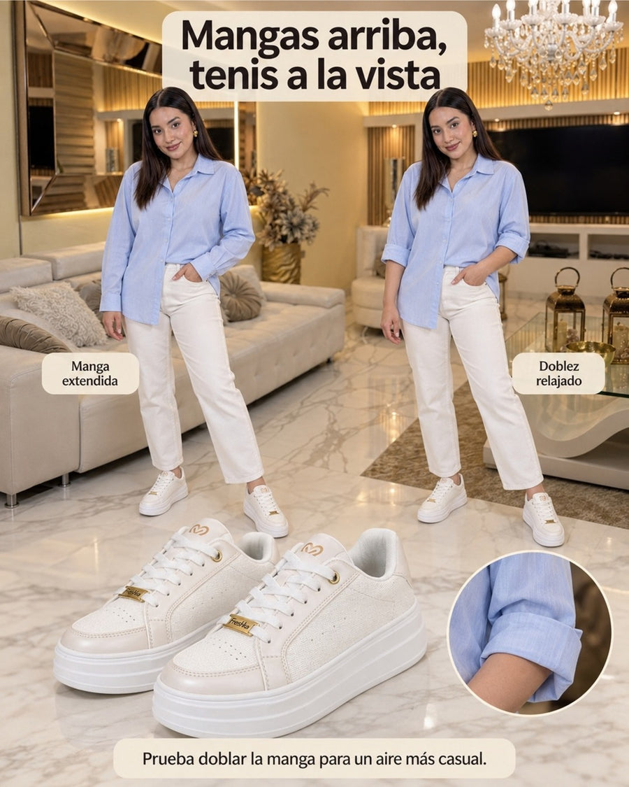 Look con tenis Perla: camisa azul y pantalón blanco.