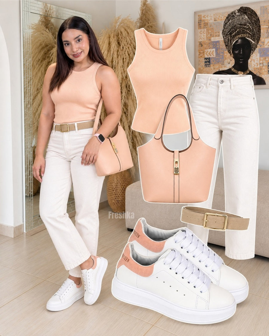 Look con tenis Queen rosa: top durazno y pantalón blanco.