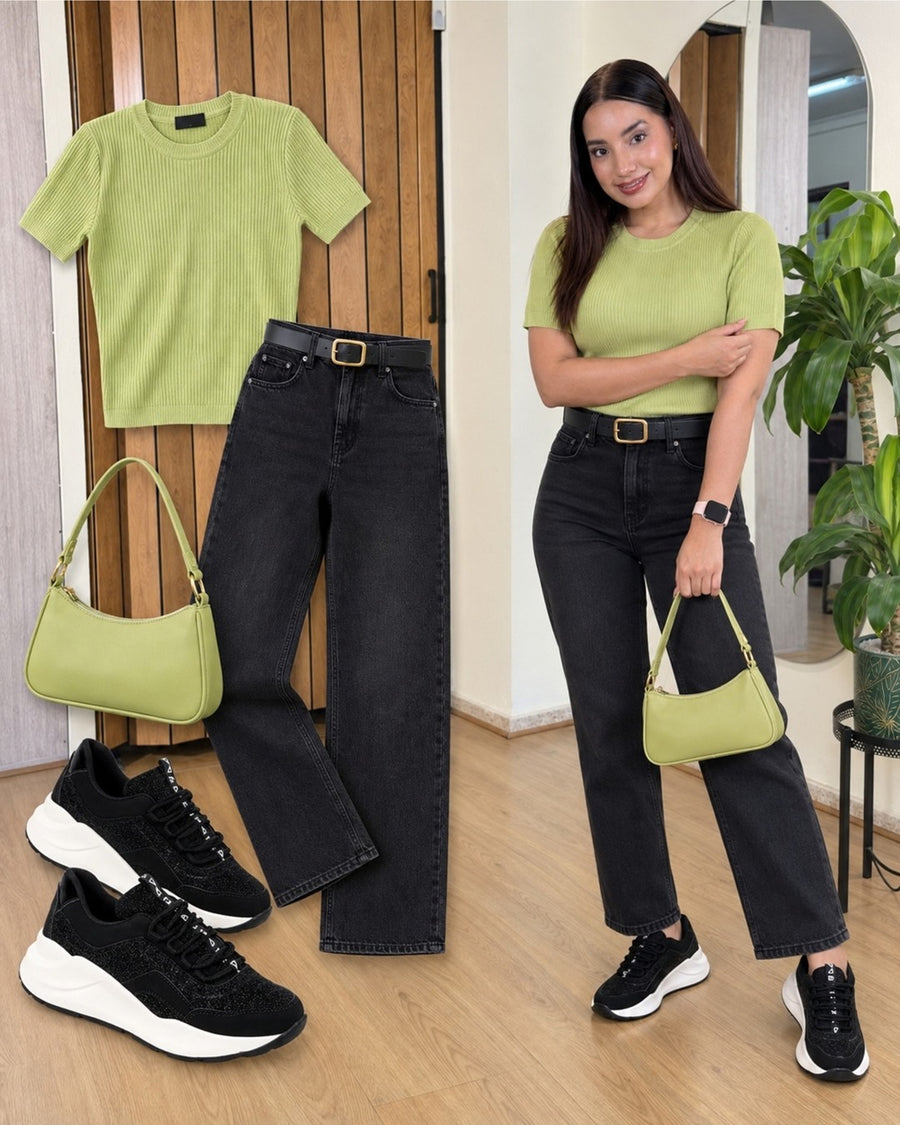 Look con tenis Sahara: camiseta verde lima y jeans negros.