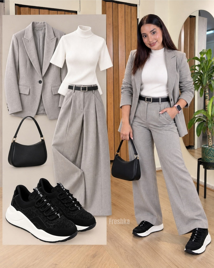 Look con tenis Sahara: traje gris y camiseta blanca.
