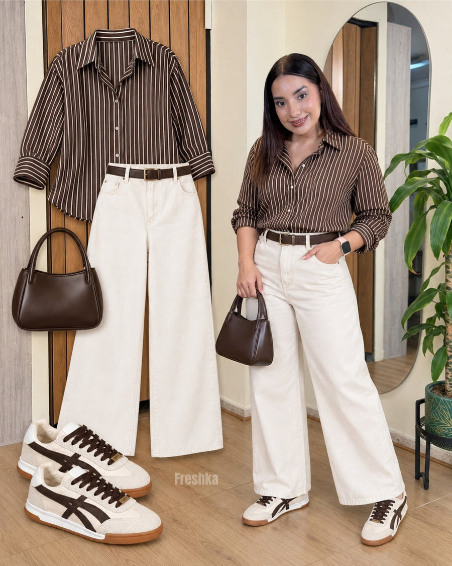 Collage de tenis Lux Chocolate con camisa café de rayas finas y pantalón blanco amplio.